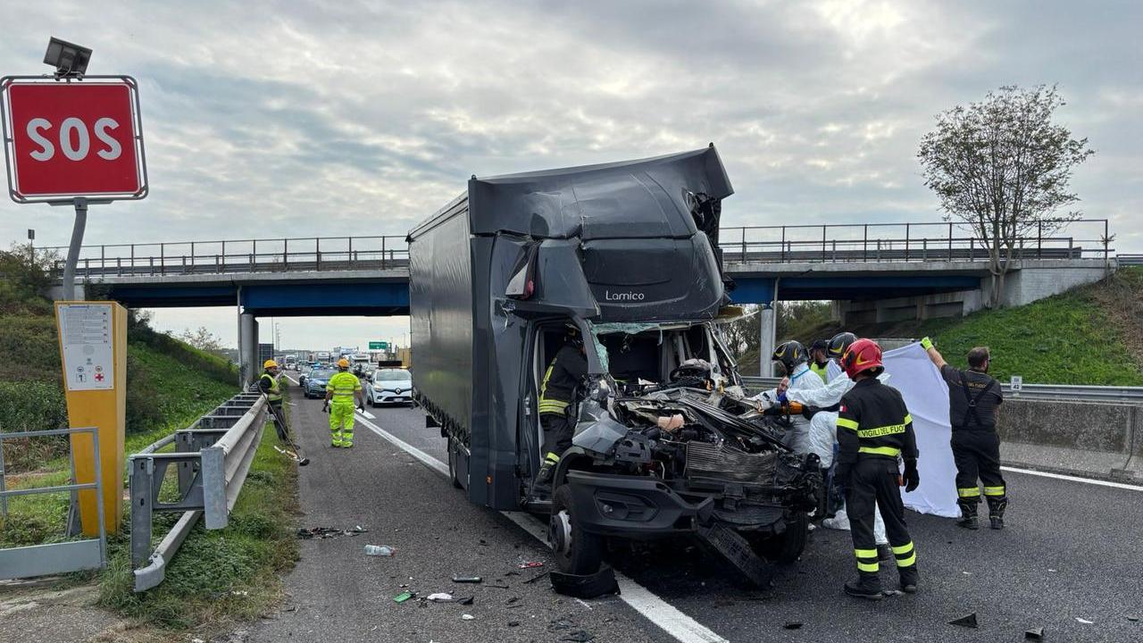 Incidente in autostrada a Ferrara: un morto