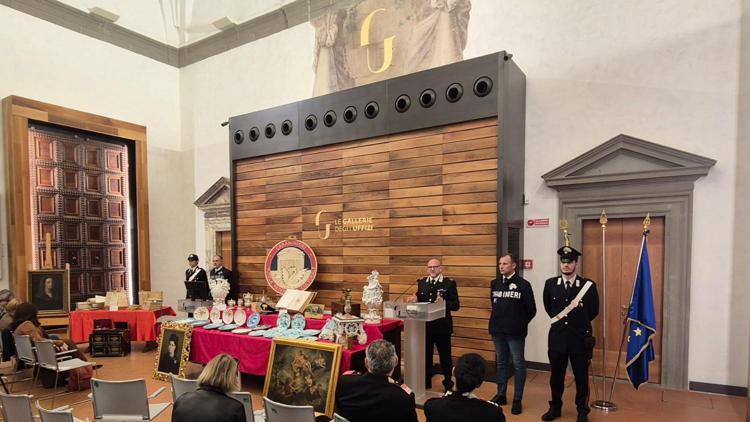 Falegname s’infiltra nelle case toscane e con la scusa dei lavori apre ai ladri di opere d’arte: quasi 700 sparite in 5 anni