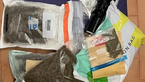 Aveva 2,5 chili di marijuana in casa: arrestato e liberato con l’obbligo di firma