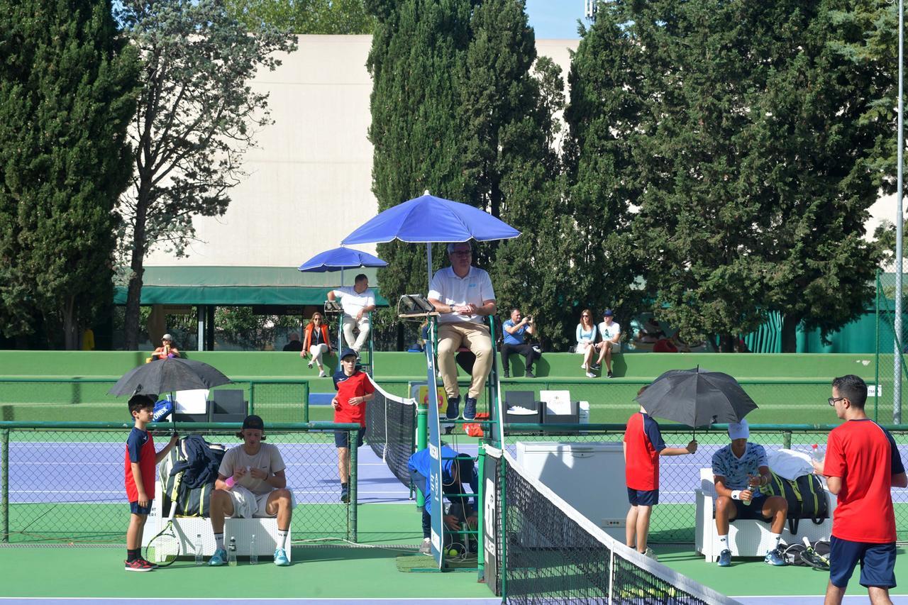 Tennis, dietro le quinte dell’Olbia challenger: 3mila palline e 50 banane al giorno