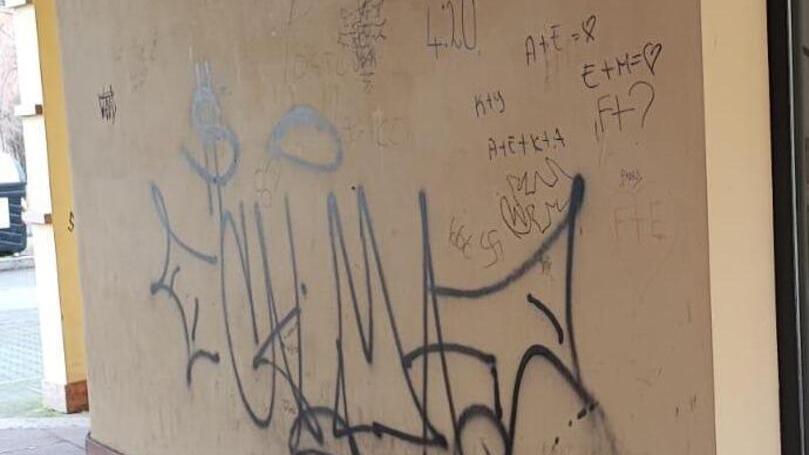 Modena, la baby gang di via Zucconi continua a fare danni: «Il Comune intervenga»
