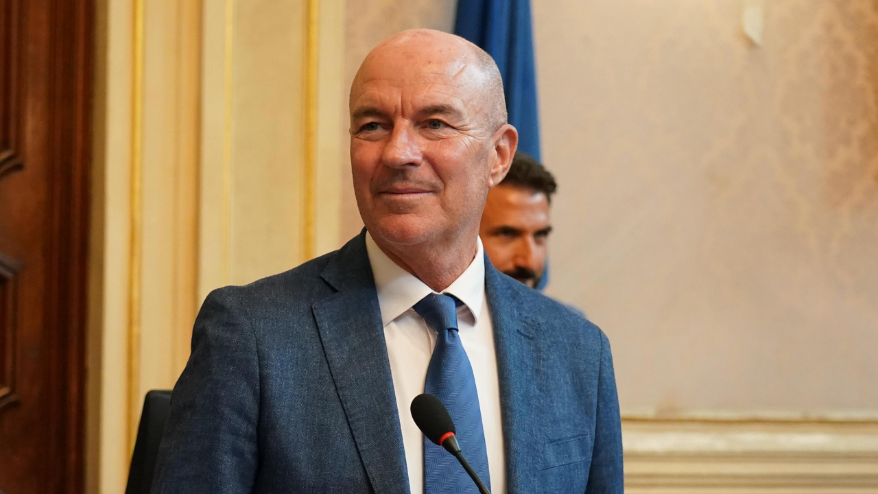 Il sindaco Luca Salvetti al microfono in consiglio comunale (archivio Silvi)