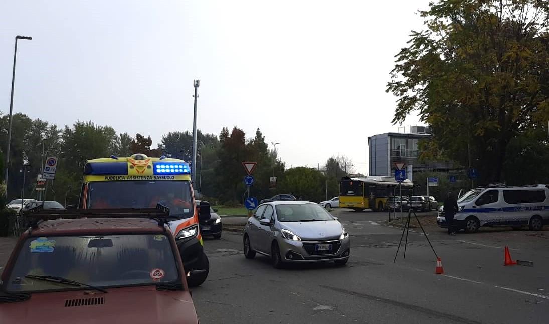 Modena, incidente tra un autobus e tre auto nella rotatoria: traffico paralizzato