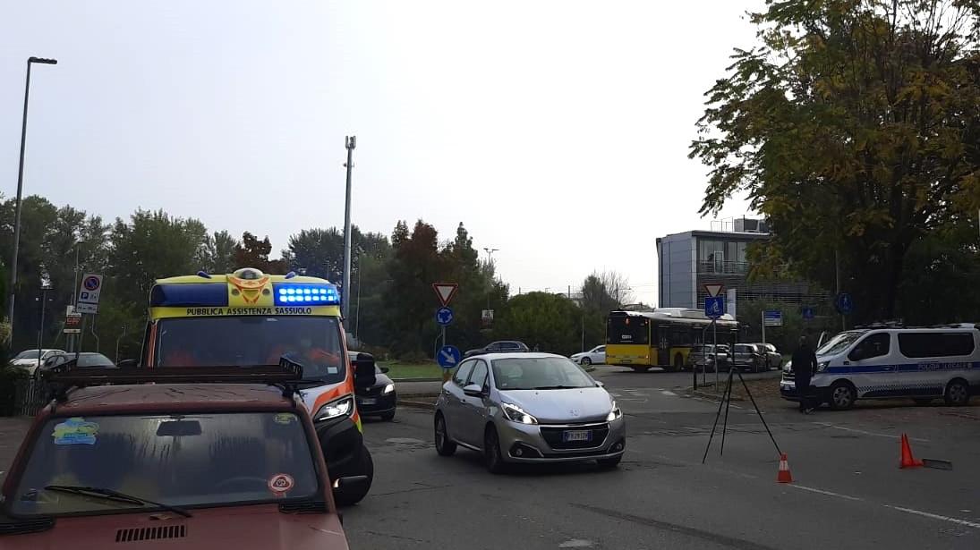 Modena, incidente tra un autobus e tre auto nella rotatoria: traffico paralizzato