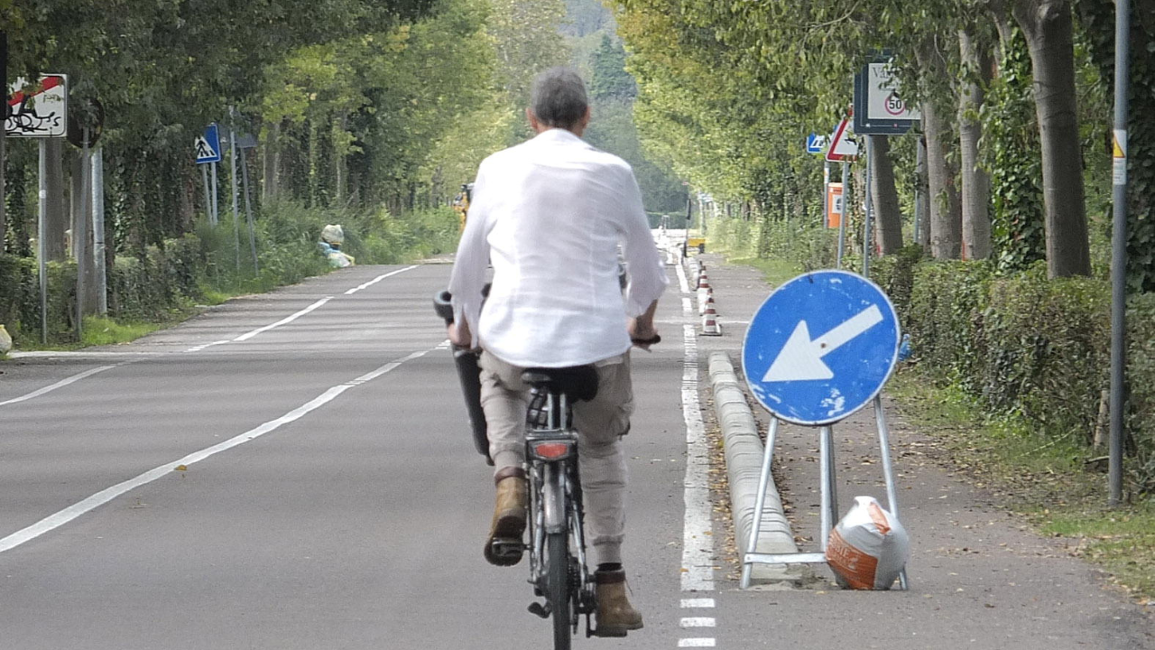 Il tratto di pista ciclabile in fase di realizzazione (foto Muzzi)