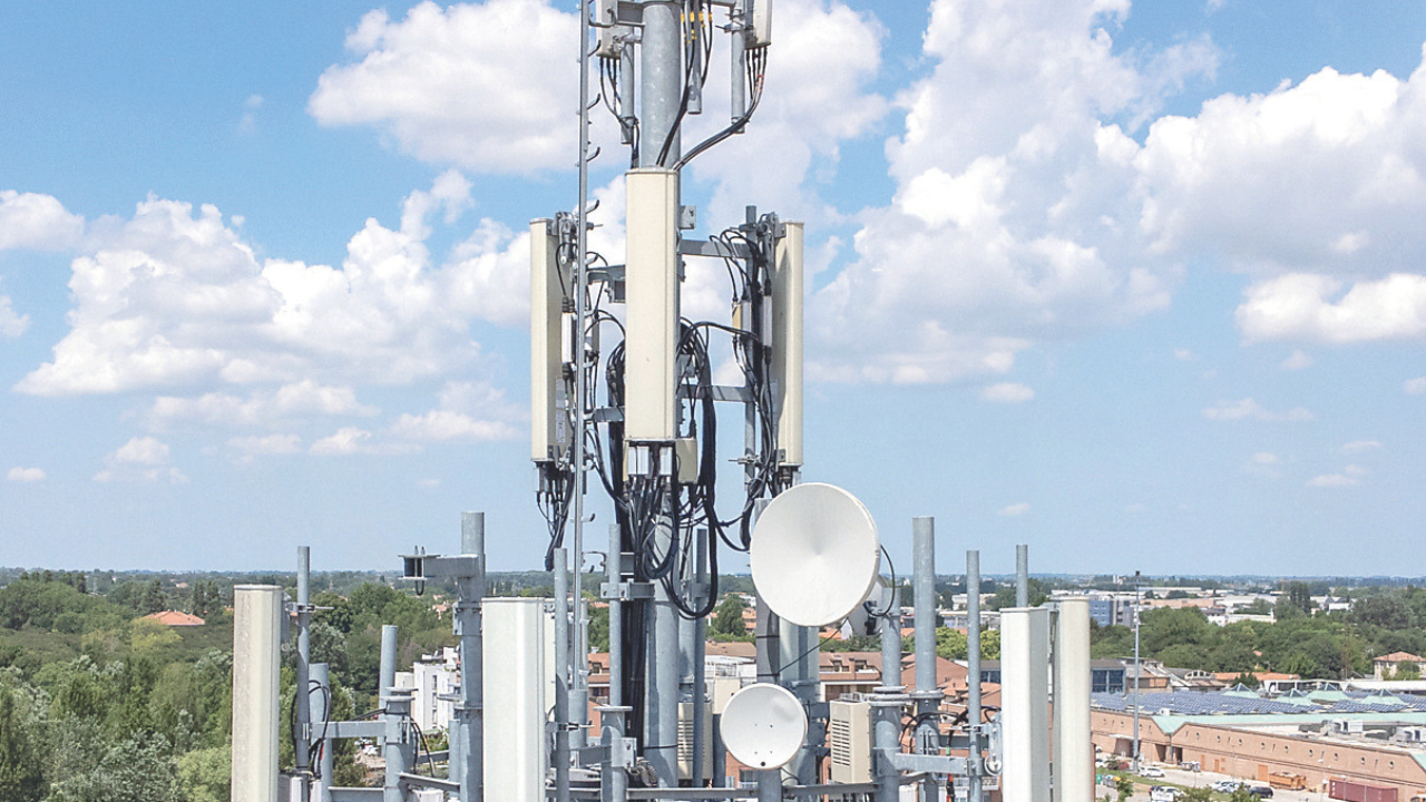 Un ripetitore con antenne per 4G e 5G