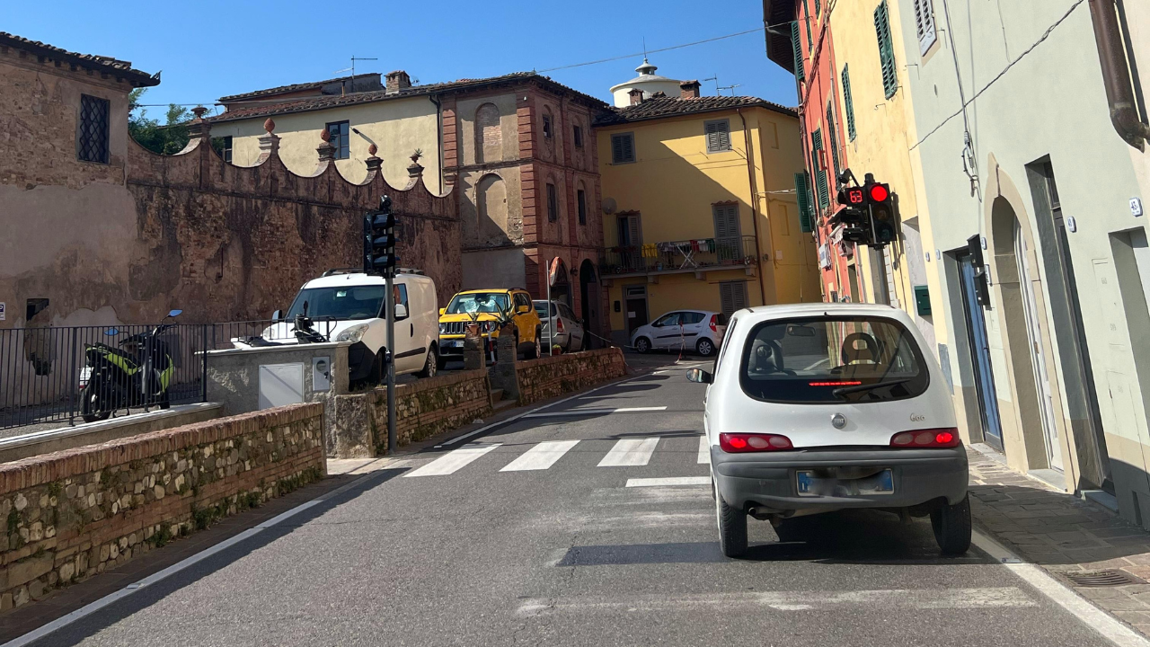 Uno dei semafori dotati di telecamere installati recentemente nella frazione di Marcialla