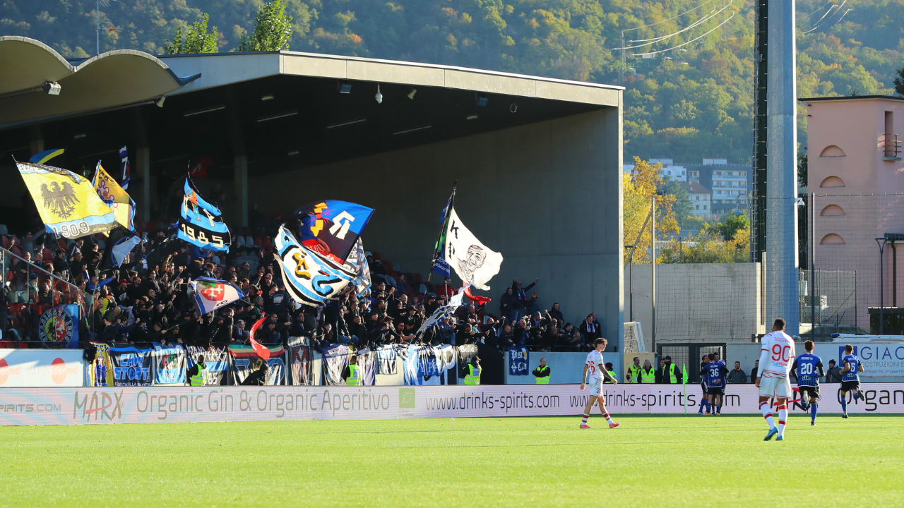 
	I tifosi nerazzurri nel settore ospiti del &ldquo;Druso&rdquo;, in occasione della sfida Sudtirol-Pisa del novembre 2023 (LaPresse)

