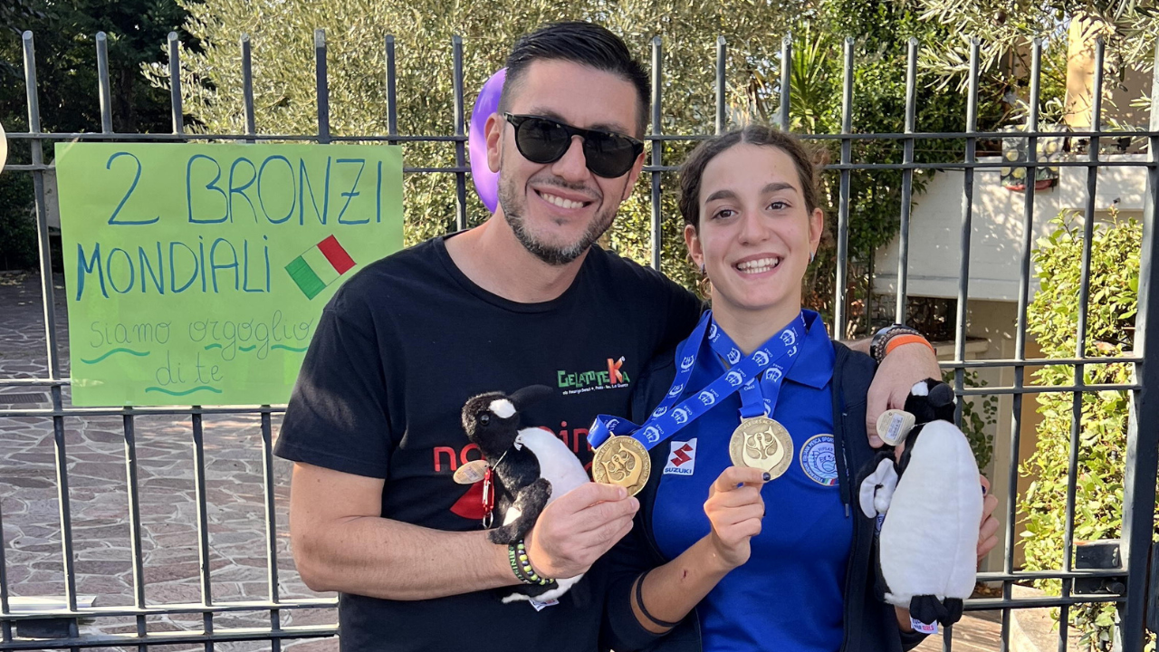 Giulia Mencarelli (classe 2008) col tecnico Martino Angelini e le due medaglie di bronzo vinte