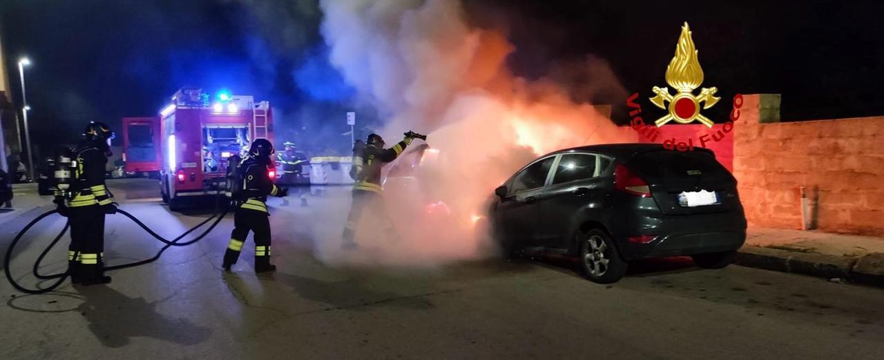 Auto in fiamme, spaccate e vandali: le notti da incubo a Sassari