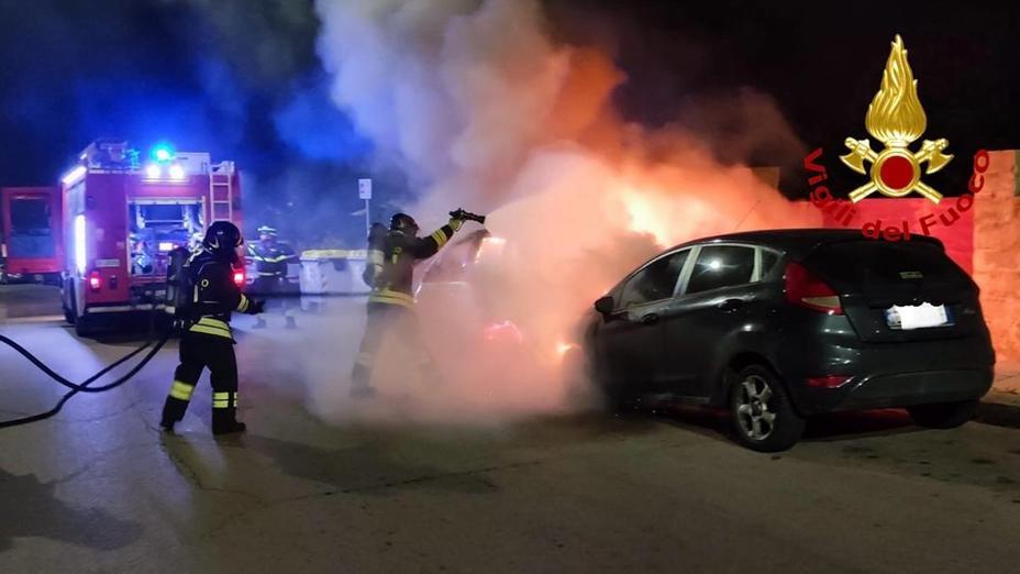 Auto in fiamme, spaccate e vandali: le notti da incubo a Sassari
