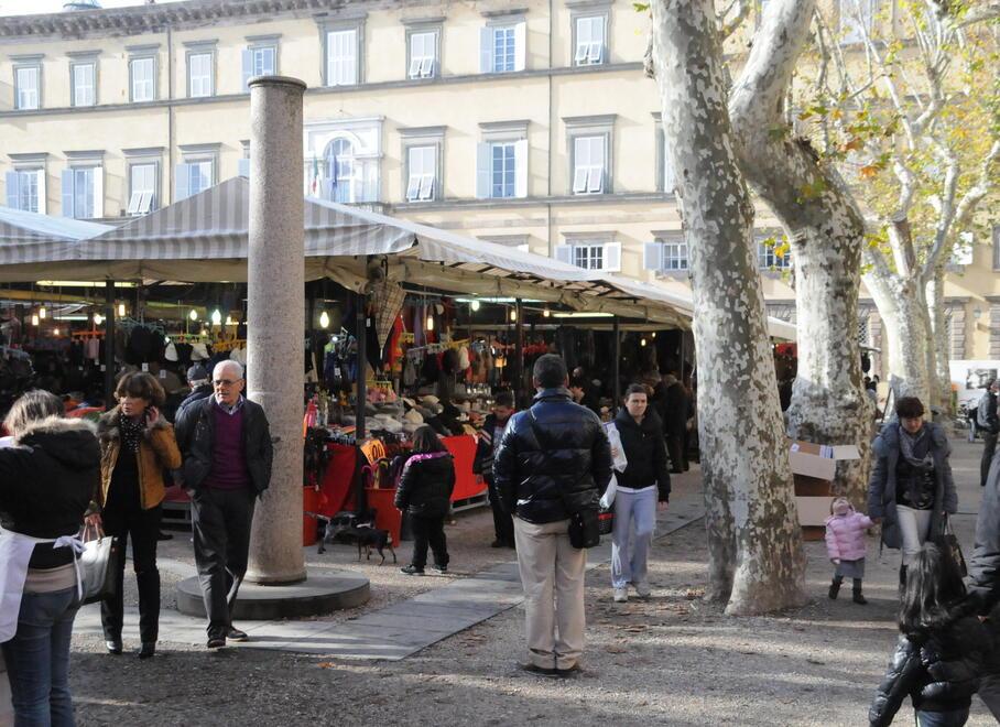 Lucca, ambulanti in San Francesco controvoglia: scelta imposta