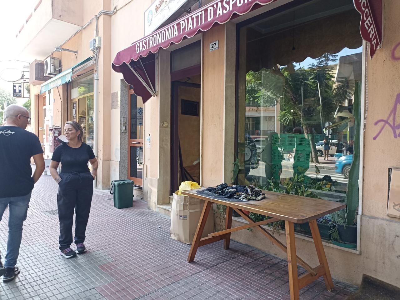 Cagliari, un lumino da tavolo innesca l’incendio in una gastronomia