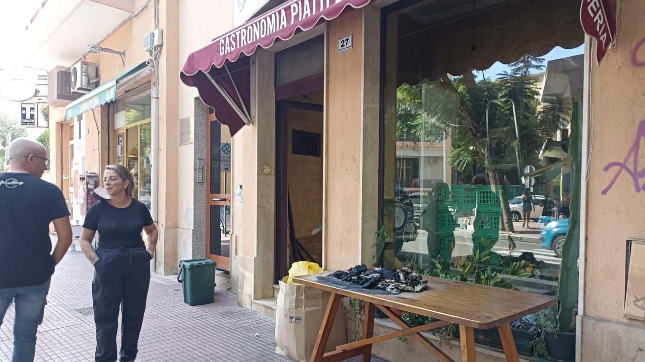 Cagliari, un lumino da tavolo innesca l’incendio in una gastronomia