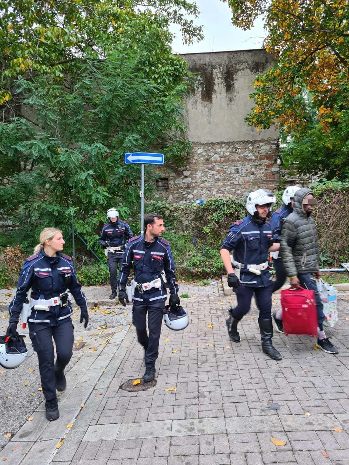 
	Uno degli occupanti dello stabile viene fatto uscire dalla Municipale

