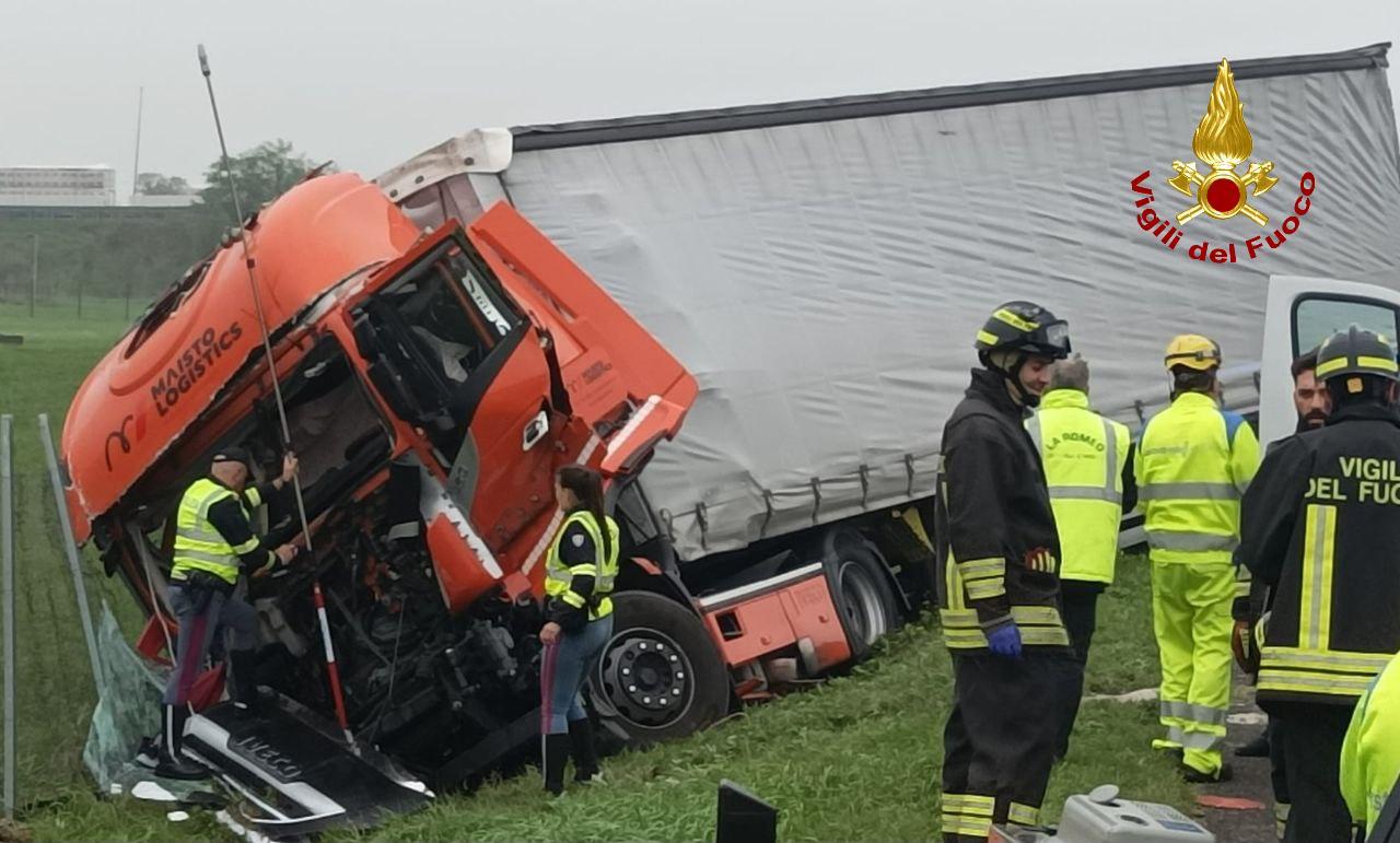 Scontro tra due camion in A1, code fino a sei chilometri in direzione Sud