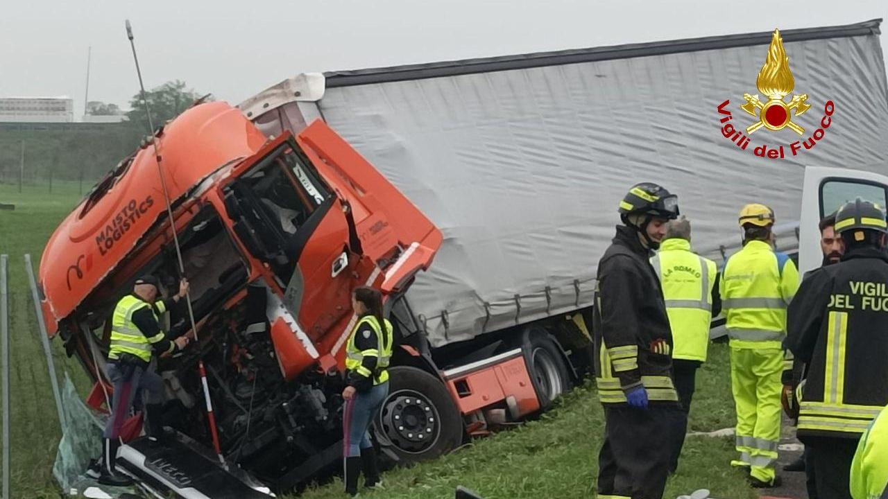 Scontro tra due camion in A1, code fino a sei chilometri in direzione Sud