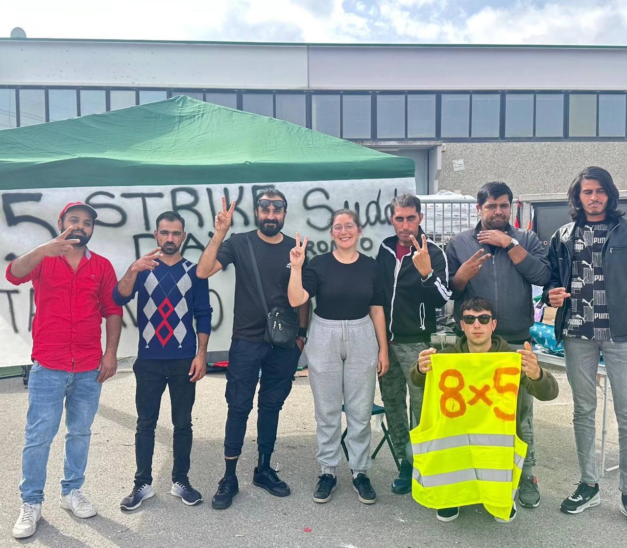 
	Lavoratori e sindacalisti davanti all'ultima azienda interessata dagli scioperi


