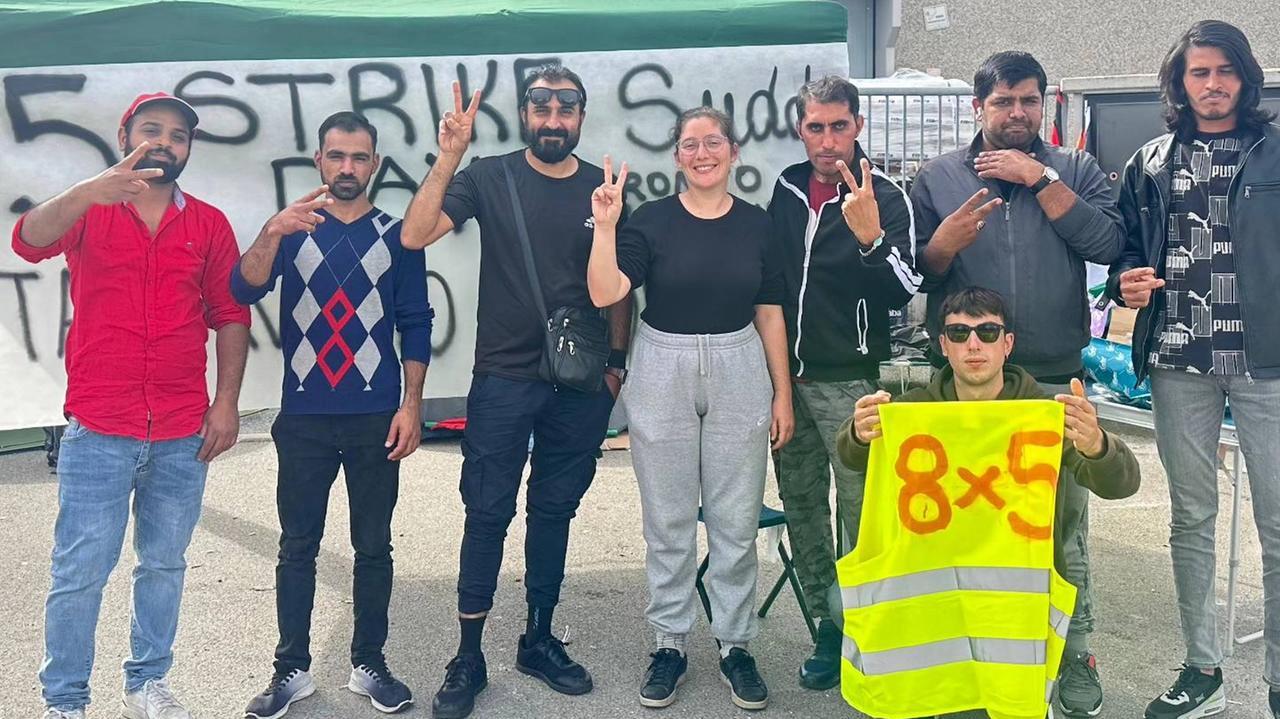 Lavoratori e sindacalisti davanti all'ultima azienda interessata dagli scioperi