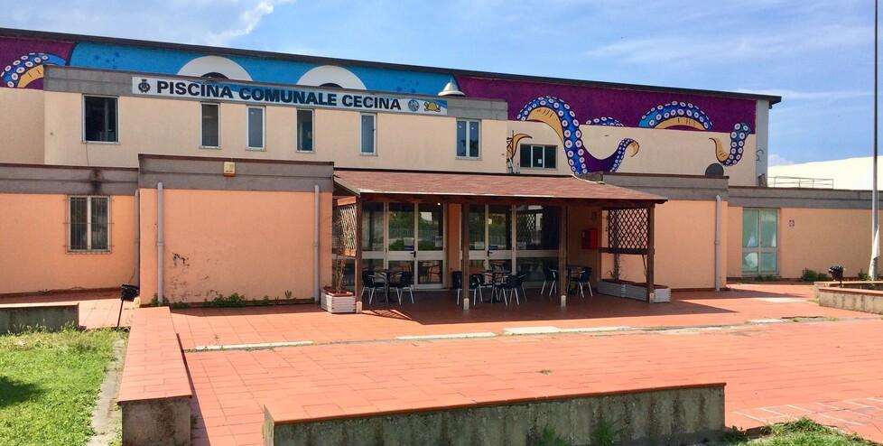 l’ingresso della piscina comunale di via Aldo Moro (Foto d’archivio)