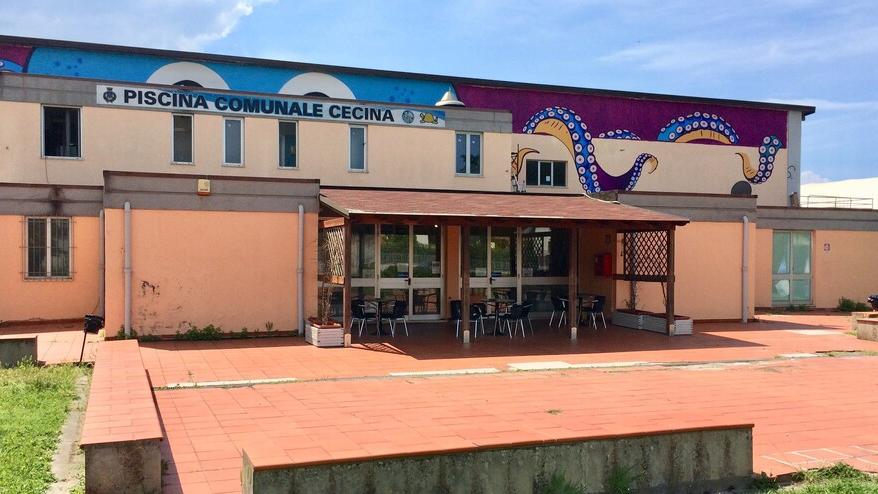 l’ingresso della piscina comunale di via Aldo Moro (Foto d’archivio)