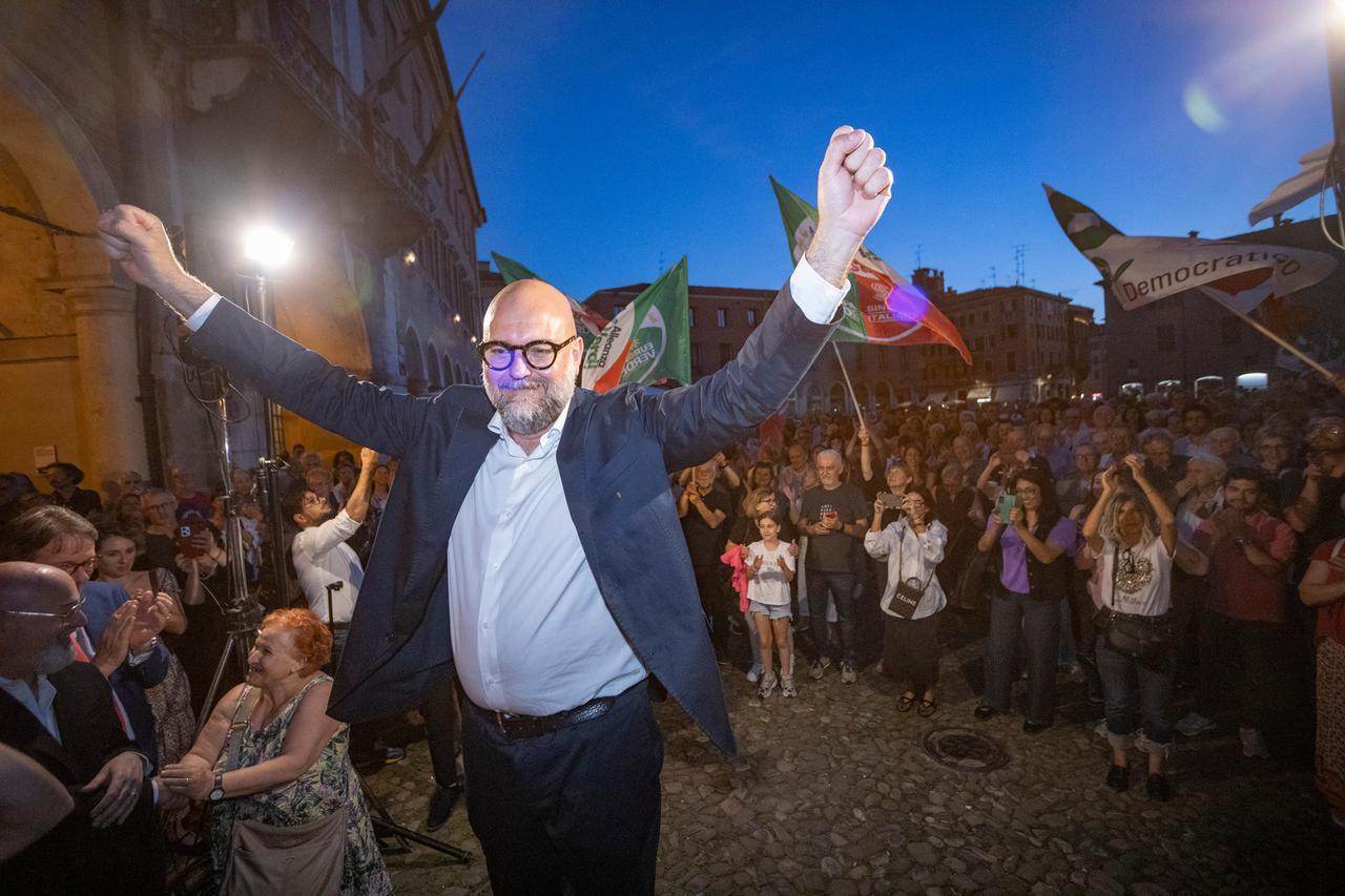 
	La festa di Mezzetti nel giorno della sua elezione a sindaco di Modena

