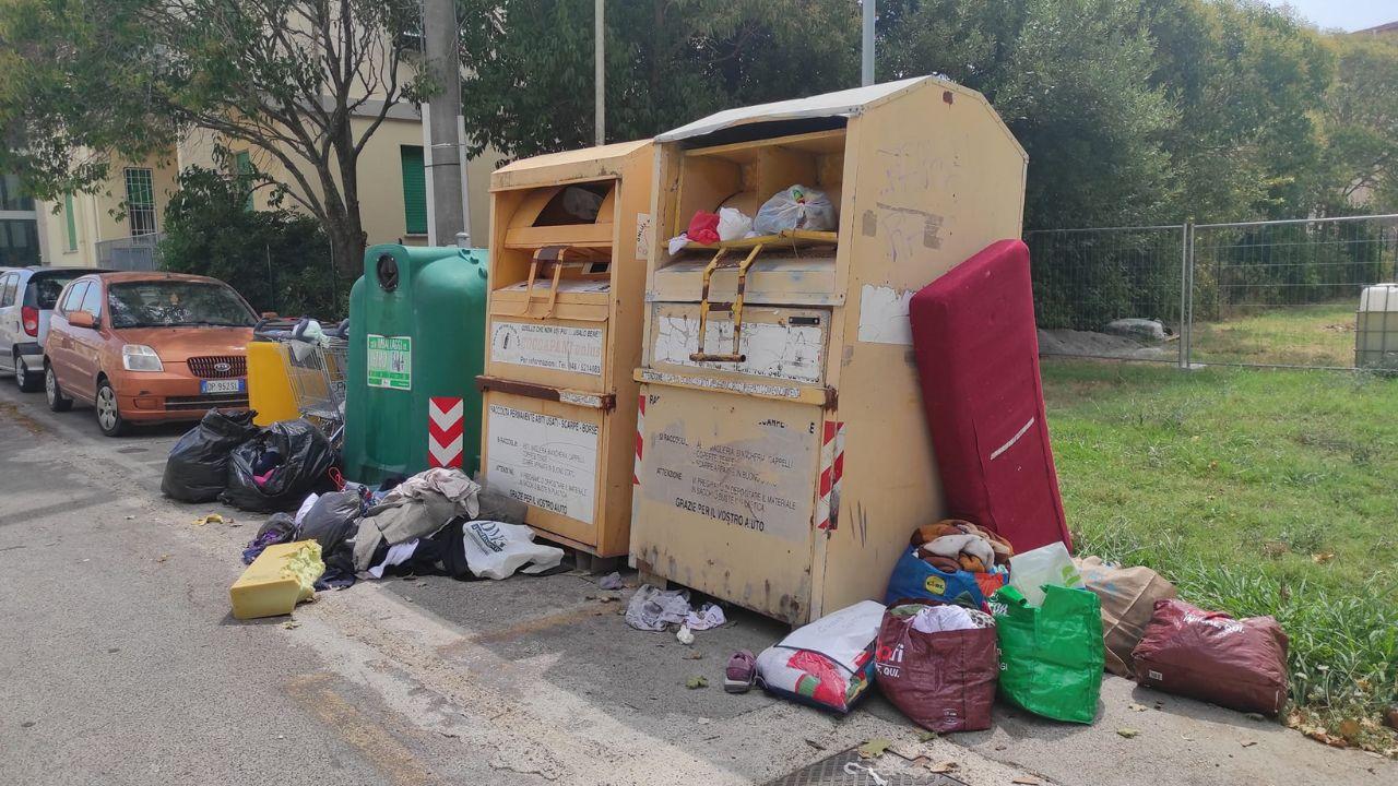 Pontedera, ecco le ipotesi per la raccolta degli abiti usati porta a porta