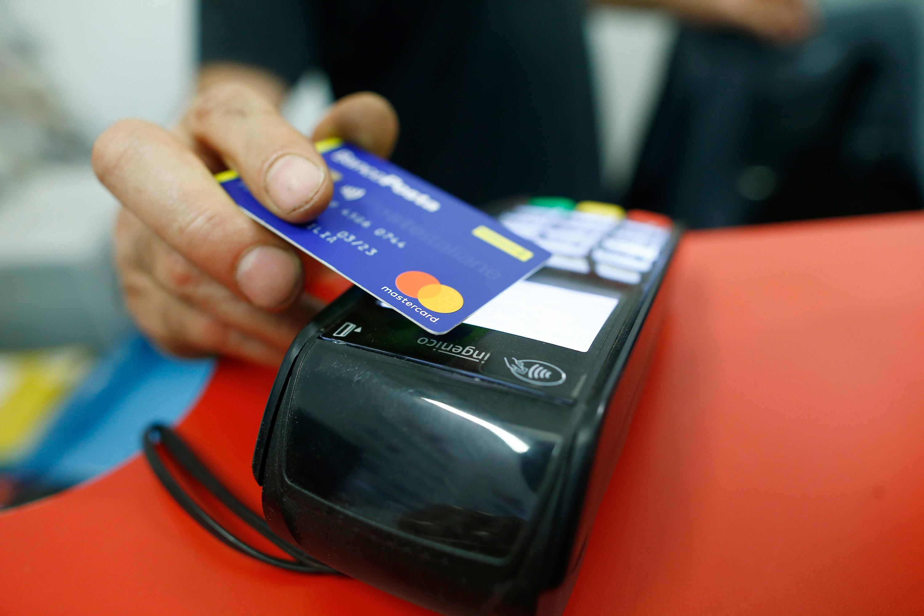 Le clonano la carta di credito e spendono 600 euro sul web
