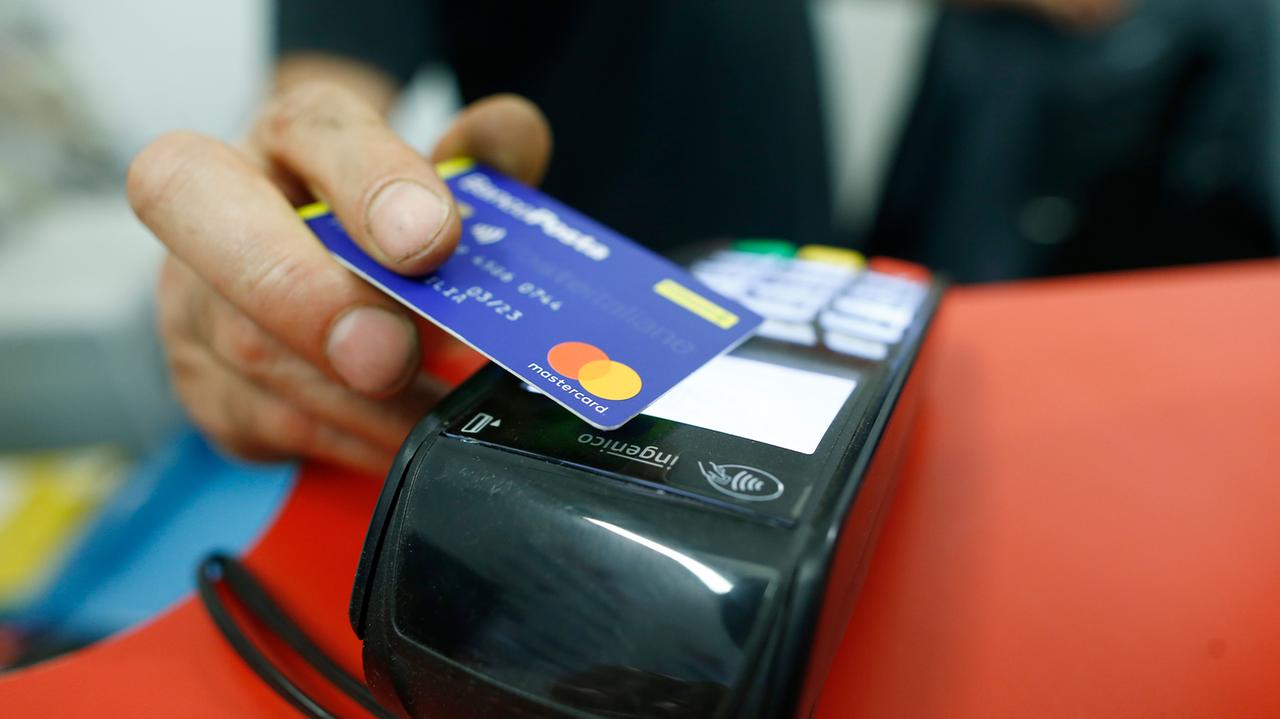 Le clonano la carta di credito e spendono 600 euro sul web