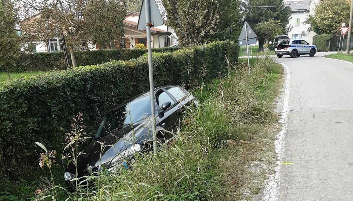 
	L'auto nel fosso in via Imperiale a Mirandola

