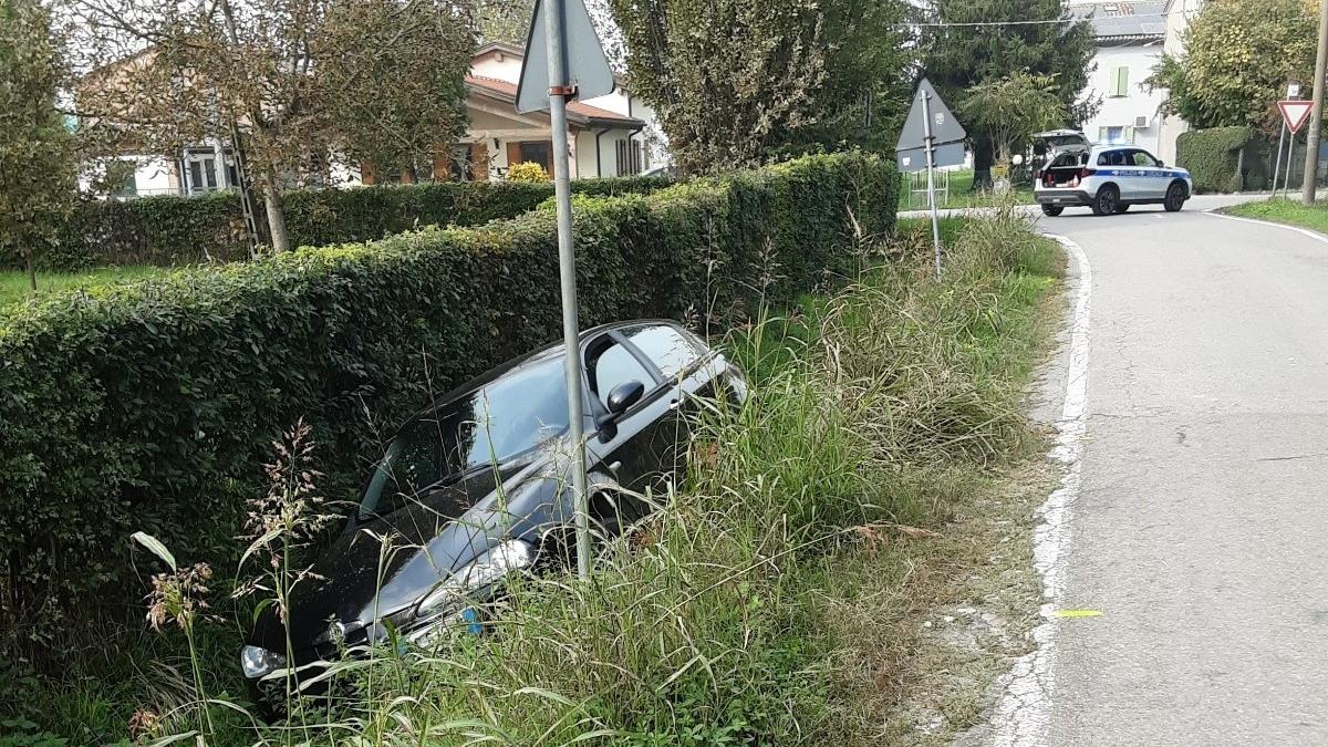 L'auto nel fosso in via Imperiale a Mirandola
