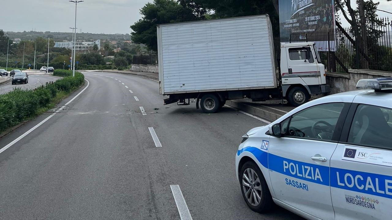 Sassari, perde il controllo del camion e finisce sul muro dell’ippodromo