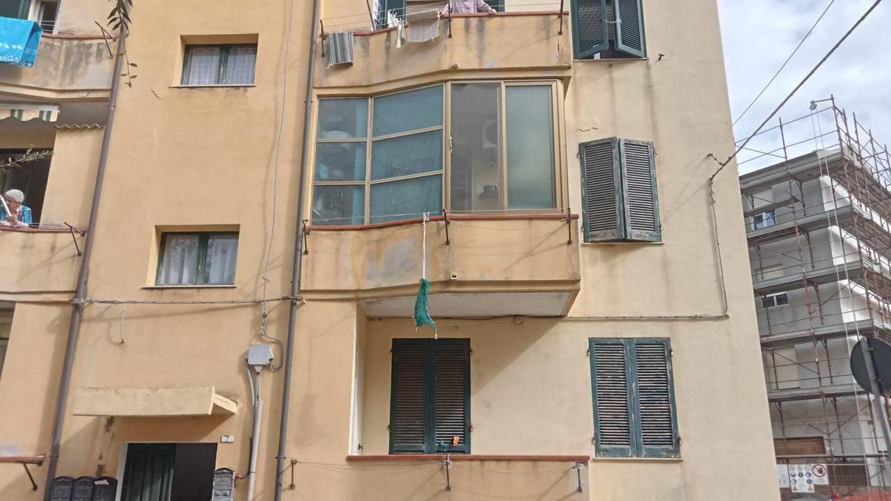 Porto Torres, crolla il solaio in una palazzina: donna finisce al pronto soccorso