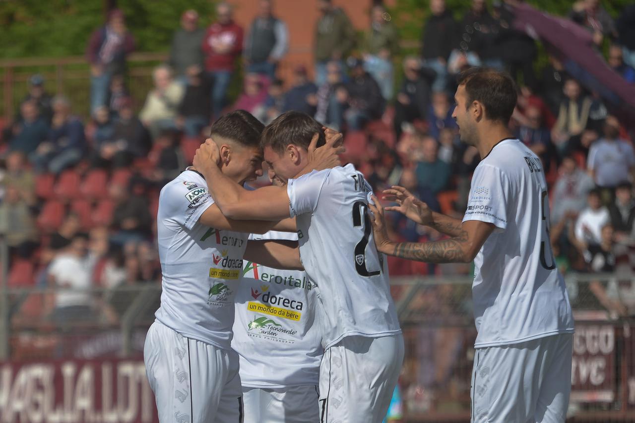 Giocatori dell'Olbia Calcio in campo durante una partita