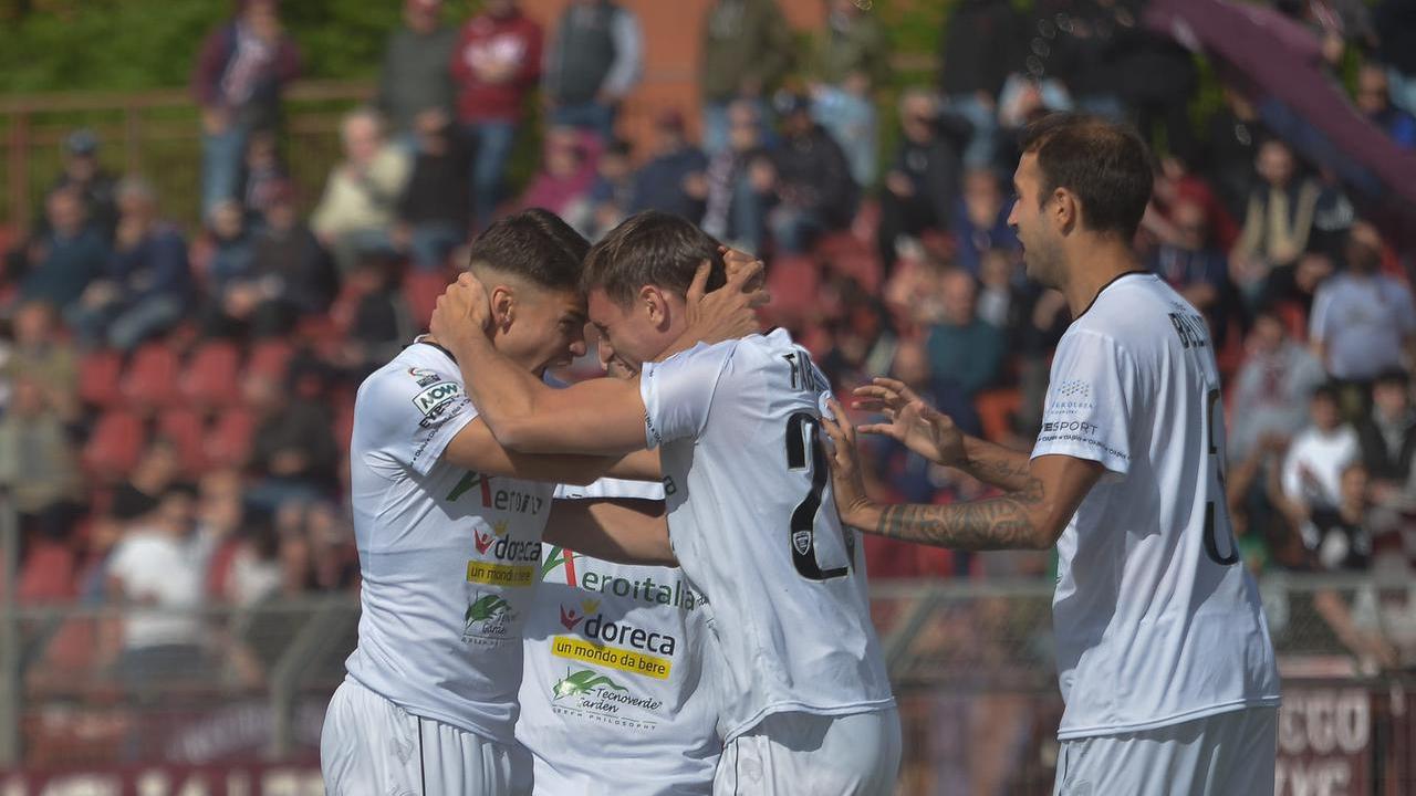Giocatori dell'Olbia Calcio in campo durante una partita