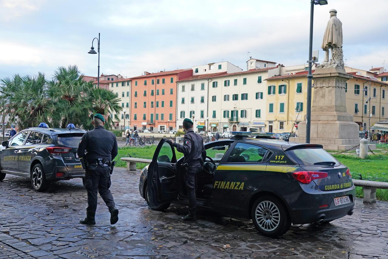 
	Controlli delle guardia di finanza in piazza Garibaldi (foto Franco Silvi)

