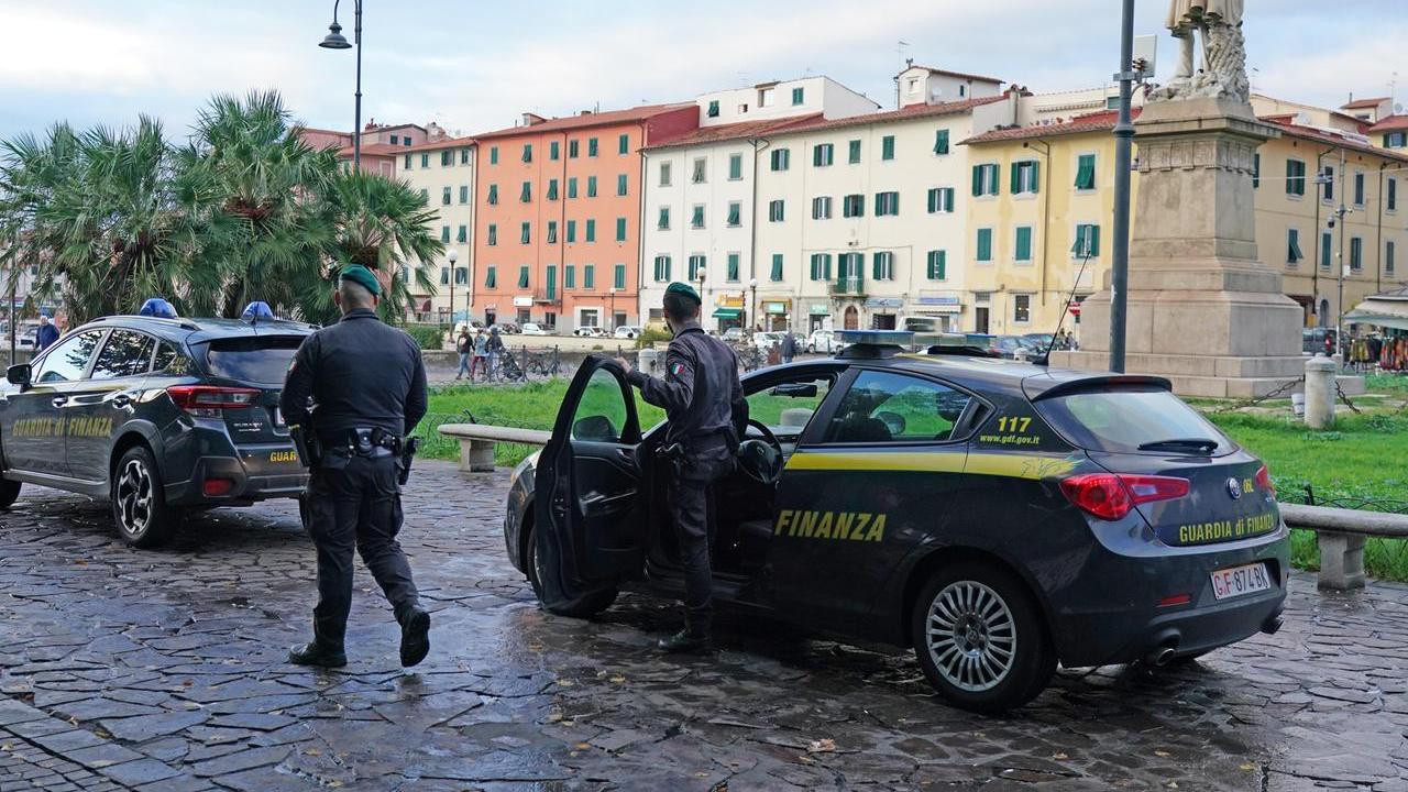 Controlli delle guardia di finanza in piazza Garibaldi (foto Franco Silvi)
