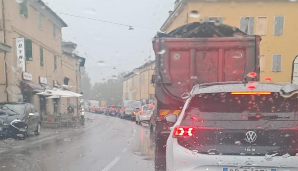 
	Un'auto in coda sulla Vignolese a San Damaso

