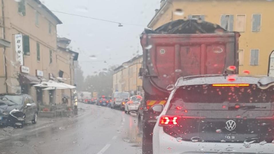Un'auto in coda sulla Vignolese a San Damaso