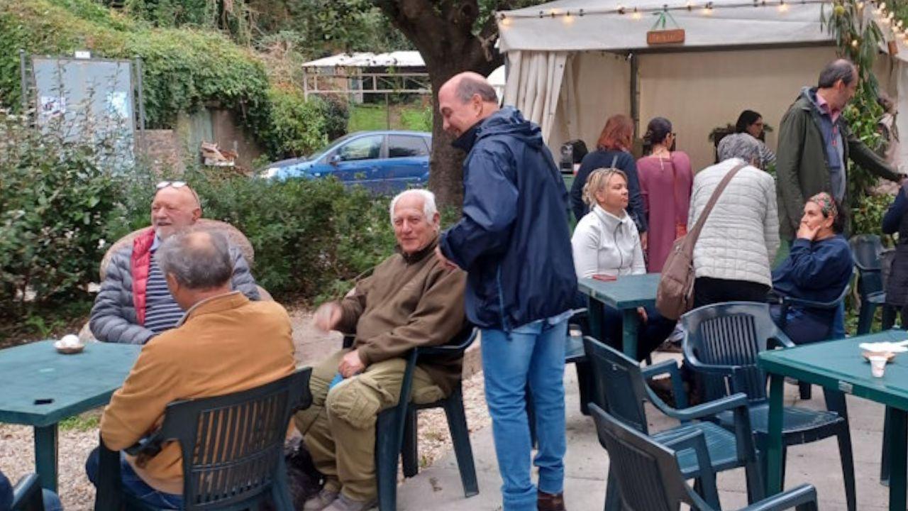 Tutti i bar del borgo toscano sono chiusi, il caffè ai paesani lo offre il Comune