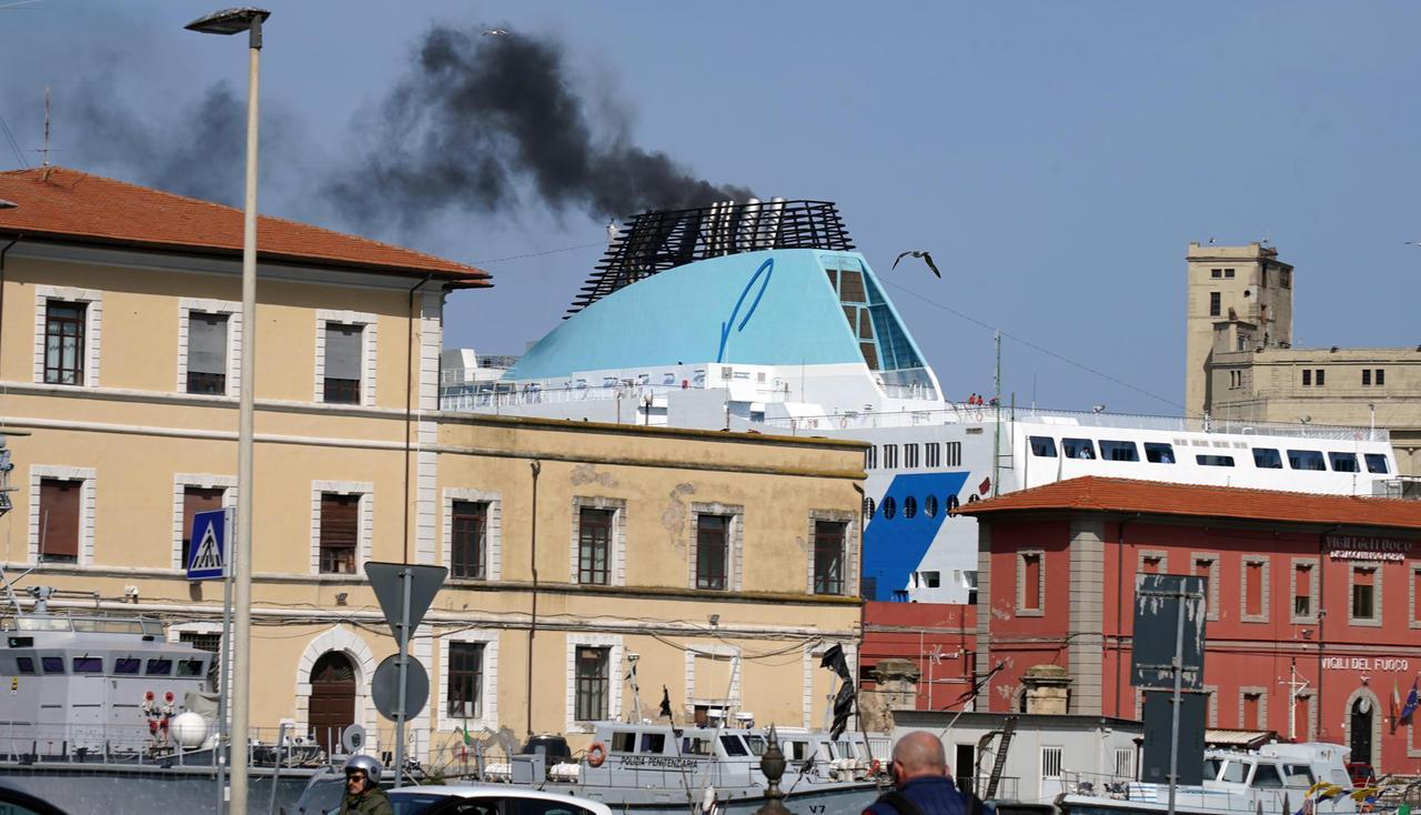 LIVORNO- nave-fumi-navi fumo