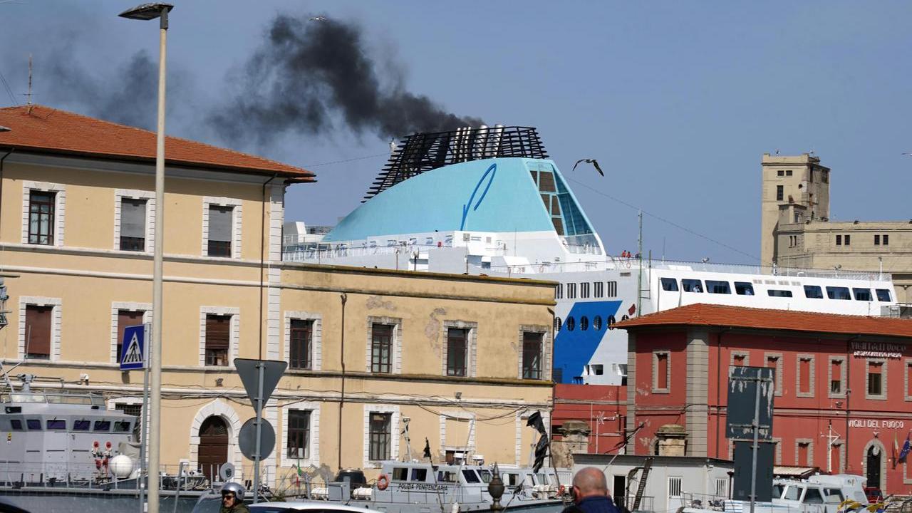 LIVORNO- nave-fumi-navi fumo
