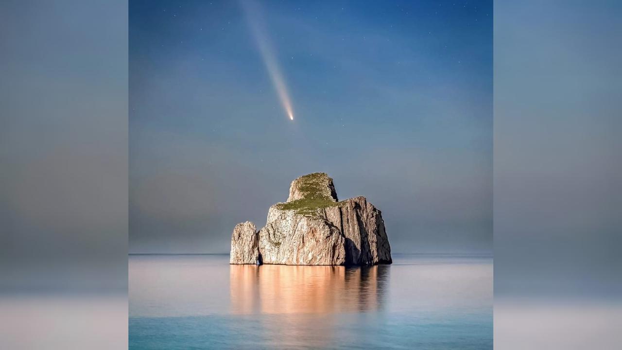 Lo spettacolo della cometa Tsuchinshan-Atlas sul faraglione Pan di Zucchero