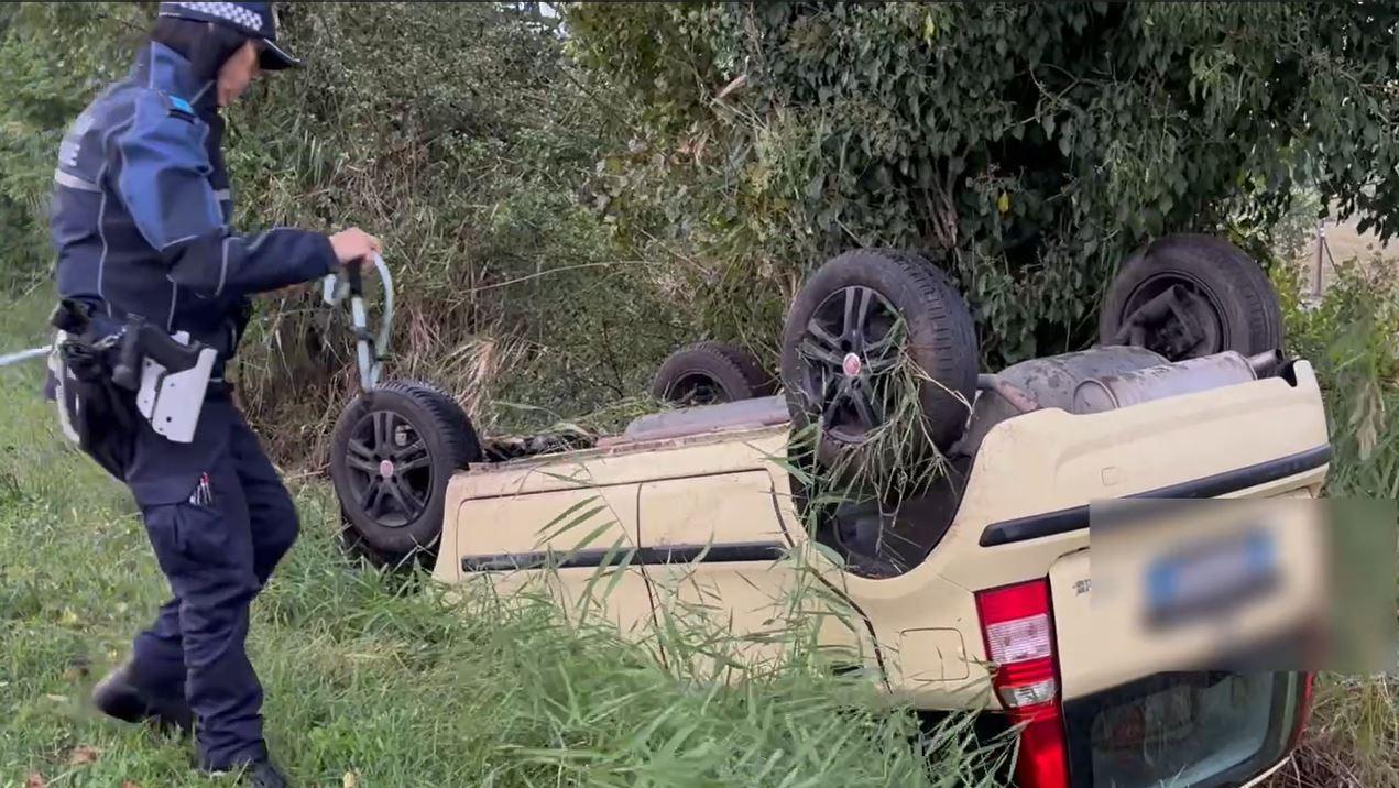 Esce di strada e si cappotta, paura a Montalbano