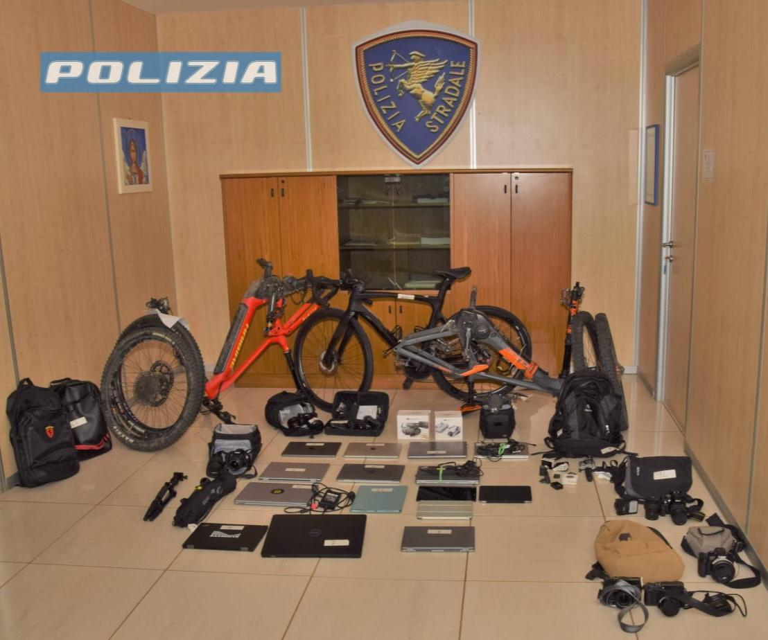 Furti ai turisti in Costa Smeralda, fermato a Sassari con 30mila euro di merce rubata