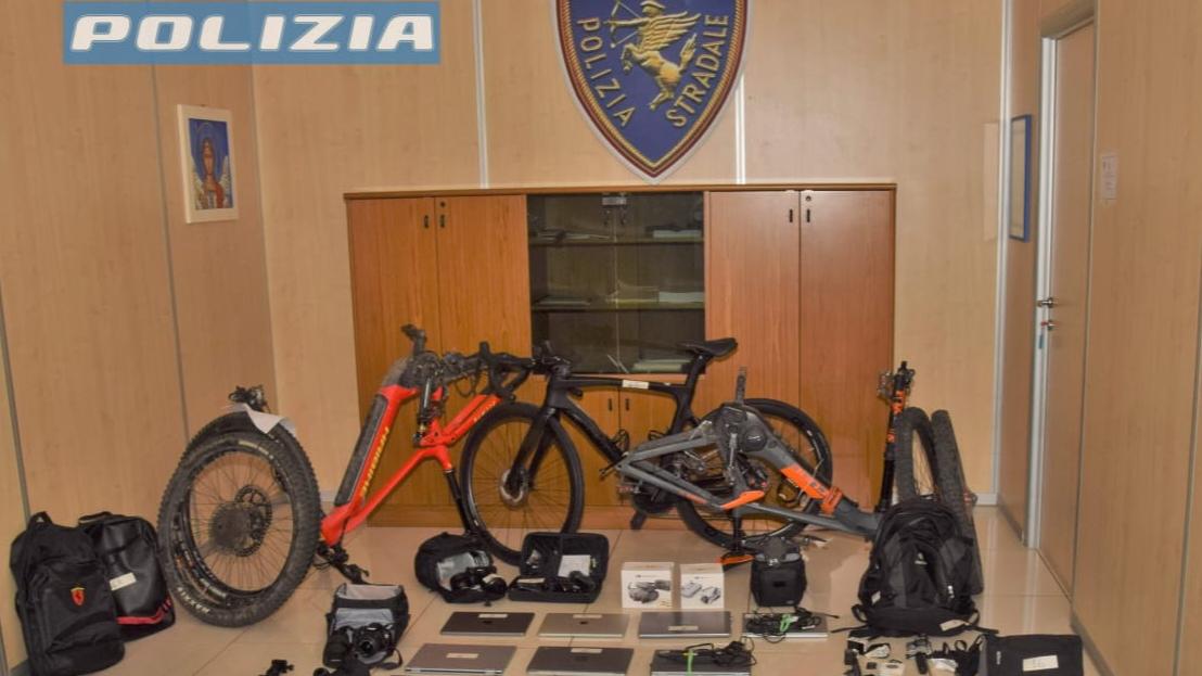 Furti ai turisti in Costa Smeralda, fermato a Sassari con 30mila euro di merce rubata