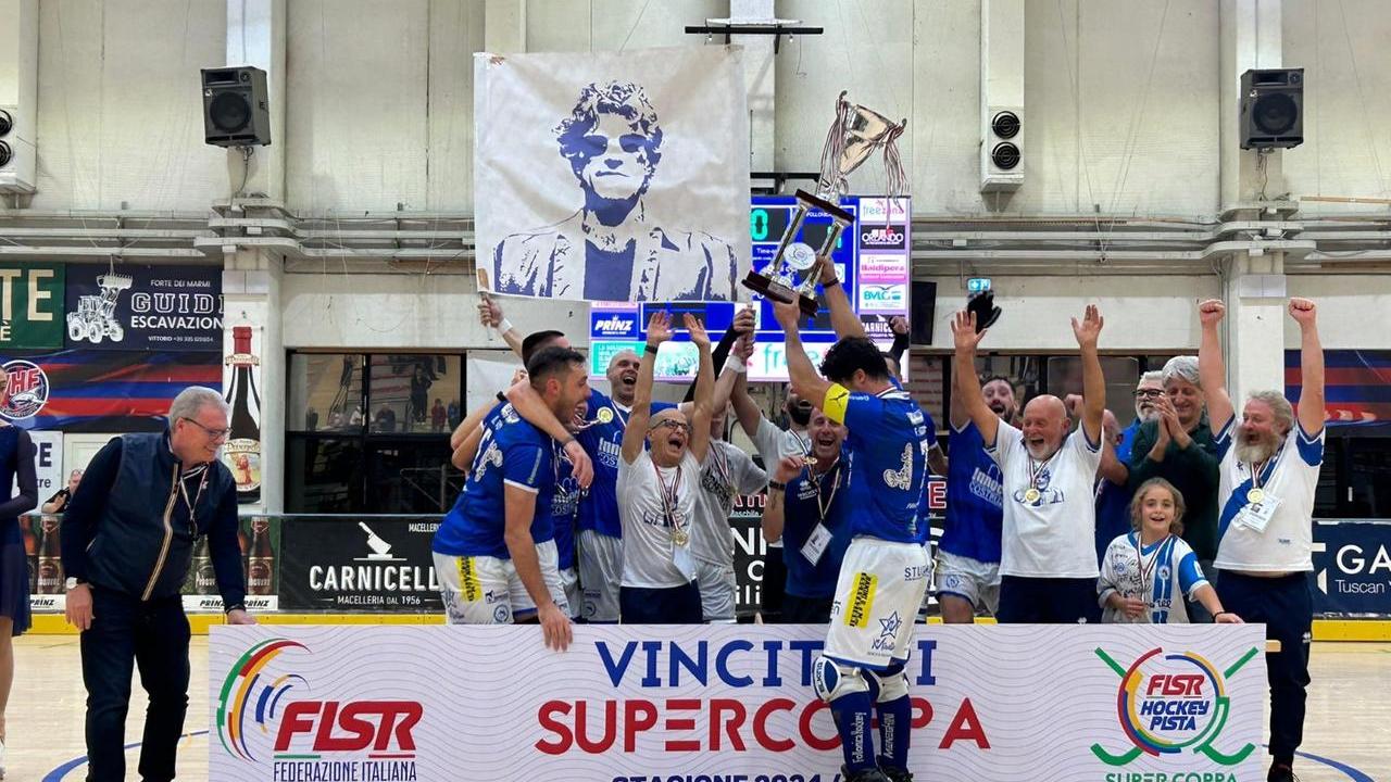 L'esultanza di squadra e staff del Follonica (foto Giorgio)