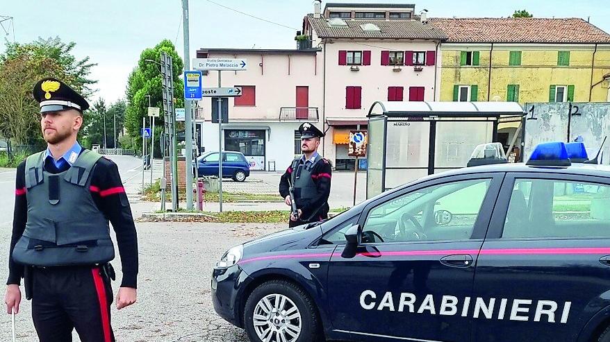 Bondeno, lite vicino al bar: 19enne ferisce un uomo e poi col padre minaccia presenti e carabinieri