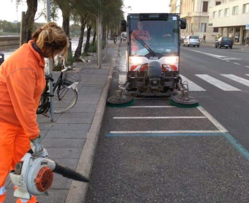 Livorno, spazzatrice “scortata” dai vigili: giro di vite anti sosta selvaggia