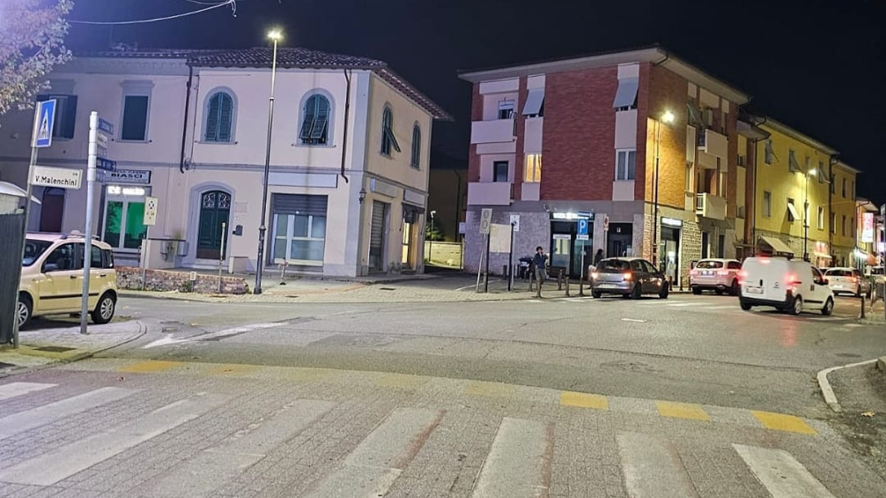 La sala mortuaria è stata allestita sull’altro lato del palazzo, nei locali più vicini all’edificio marrone